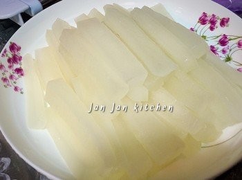 step3: 拿出解凍後，排上碟。看樣子已經是比之前變得稍軟。中火蒸8分鐘即可，隔去多餘水分。