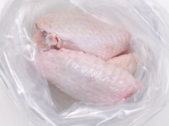 step2: 把6隻<a href="https://bit.ly/3zHU5V3" target="_blank" data-keyword="雞翼" class="guide-link"><strong>雞翼</strong></a> <span style="display:inline-block;vertical-align:middle;margin-top:-3px;color:initial;border-radius:3px;padding:2px 3px;font-size:12px;line-height:14px;background:#87d300;color:#fff;">即買</span> 放進食物袋中