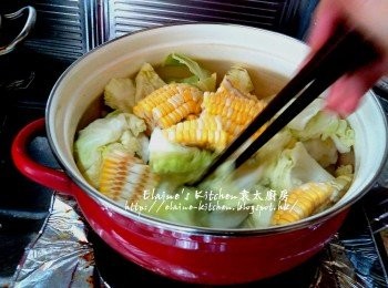 step4: 煲內加少許油 , 放入芹菜段及白蘿蔔片炒香 , 再加入椰菜 , 粟米拌勻