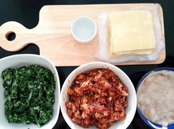 step4: 準備好雲吞皮及水沾雲吞皮用，另外盛器撲上生粉，以免雲吞互相粘著