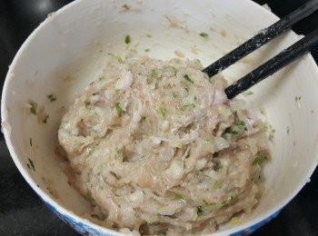 step4: 加入調味料，配料攪至起膠，放雪櫃冷凍 30分鐘