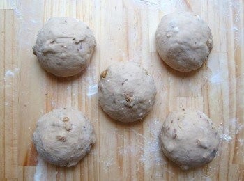 step10: 隔天早上將發酵完成的麵糰取出,在桌上及麵糰表面上撒一些高筋麵粉,以輕壓方式將麵糰空氣拍出,分割成5塊約220g-250g不等的麵糰滾圓後蓋上濕布鬆弛20分鐘。休息完成的麵糰用手壓一下,再用雙手間稍微搓揉一下成圓型,完成的麵團收口朝下,間隔整齊放在烤盤上。