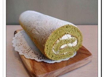 step13: 在蛋糕面灑上糖霜, 切件即可。