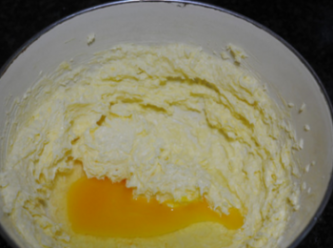 step2: 接著加入一個蛋黃，攪拌。