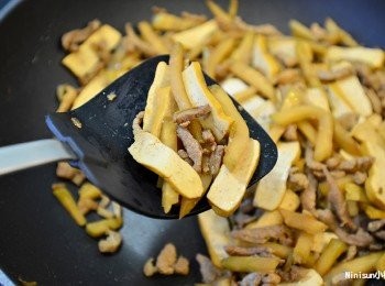 step4: 肉絲炒熟後加鹽丟下豆干、榨菜拌炒至豆干略微上色後 (因為我醃肉的時候醬油放的稍多所以炒起來就很入味了 只放少許的鹽)