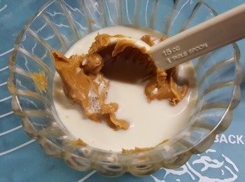 step6: 將2湯匙花生醬加3湯匙牛奶，1湯匙砂糖拌勻成糊狀備用