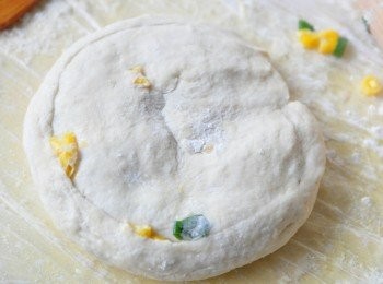 step3: 要下鍋煎前，塗抹少許的橄欖油再壓平