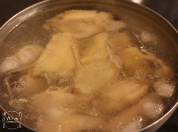 step2: <a href="https://bit.ly/3zHU5V3" target="_blank" data-keyword="雞翼" class="guide-link"><strong>雞翼</strong></a> <span style="display:inline-block;vertical-align:middle;margin-top:-3px;color:initial;border-radius:3px;padding:2px 3px;font-size:12px;line-height:14px;background:#87d300;color:#fff;">即買</span> 煮熟後撈起, 放入冰水中浸10分鐘令雞皮爽口彈牙