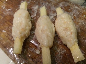 step4: 手掌搽油再將蝦膠釀上竹蔗, 蝦膠表面再撲上粟粉。