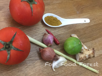 step5: <span class="group_3">凍湯</span> 南薑切片; 香茅取近根部部份(粗身那端), 開邊切開一半. 將南薑片, 開邊香茅, 乾葱和蒜頭用刀拍鬆. 指天椒切粒 (如不想太辣, 可開邊去籽). 蕃茄去蒂, 切塊.