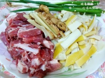 step2: 再將桂竹筍、薑、蒜頭、豬肉切好備用。