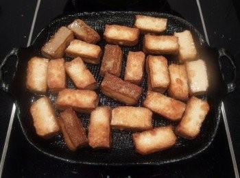 step5: 將豆乾都煎至焦香即可起鍋備用。