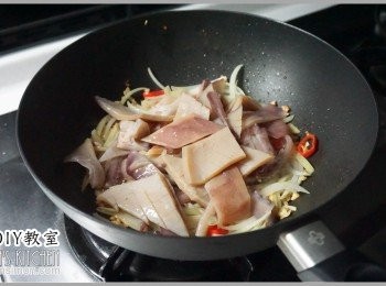 step6: 3.將刻好花切塊的發泡魷魚一起下鍋拌炒至魷魚蜷曲。
