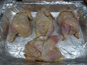 step5: 撥去雞上的蒜粒, 將雞放在掃了油的焗盤上， 再雞皮上掃一層橄欖油， 灑上黑椒，  放入預熱至220度的焗爐焗25分鐘