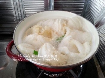 step6: 放入煲內加入水 , 薑片及蔥段用中火出水5分鐘後盛起