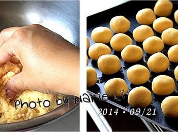 step4: 木薯粉與糯米粉都不會產生筋性
所以可以放心地大力搓揉都沒關係的
先用刮棒將所有材料攪拌成團
最後再用手指將麵團捏合
到最後的麵糰會是帶點濕度與黏性的軟Q麵團

這次我以每個 15g 的大小
一共做出了 45 顆可愛的QQ球。
捏好取出間隔擺放在烤盤上
即可送進預熱好的烤箱中烘烤
完全不需等待發酵。