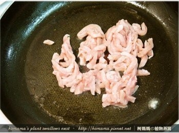 step2: 取一平底鍋熱鍋後，放入橄欖油，再放入雞肉絲來翻炒片刻。