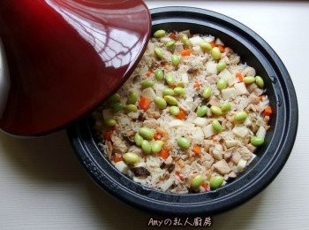 step7: 當燉煮時鍋蓋邊的水蒸氣由多變少,完成前3分鐘會聞到米飯煮熟的香氣,這時將毛豆放入鍋裡一起煮,熄火後燜10分鐘。