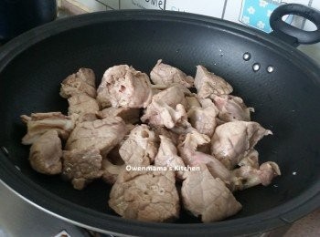 step4: 再重覆一次， 確保豬肺內的污損水徹底流出, 撈起沖水，瀝乾