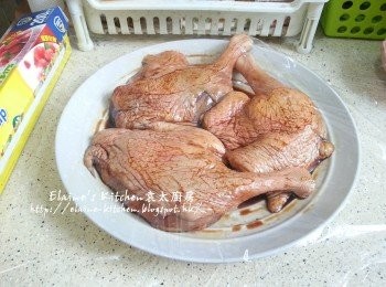 step1: 鴨腿洗淨抹乾水份 , 加入老抽及酒拌勻醃2小時
