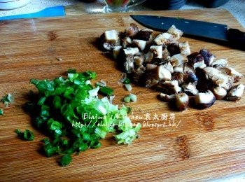 step2: 短臘腸同臘肉用熱水沖一沖洗再切粒 , 冬菇切粒 , 蔥洗淨切粒
