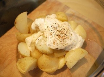 step6: 馬鈴薯、原味優格、鹽、黑胡椒、義式香料攪拌均勻即可(水煮蛋也可以一起拌入)