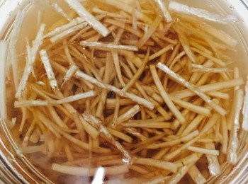 step1: 牛蒡用刀背去泥洗淨，然後用刨或用刀切成幼絲，泡於清水中最少20分鐘。紅蘿蔔去皮切幼絲。