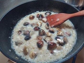 step6: 收到還有一點湯汁的程度放入蛤蠣煮開