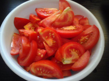 step1: 番茄洗淨切塊。