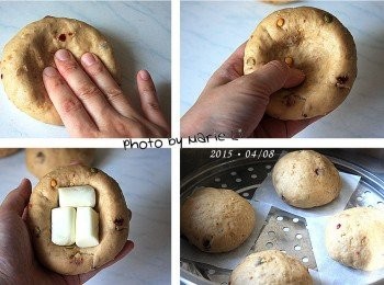 step7: 將麵團中間壓出一個凹槽
每份麵團裡放進三小塊乳酪塊
邊緣向中間收合並捏緊收口
滾圓後墊上《饅頭紙》擺進蒸籠中

這次我是用電鍋蒸煮
先在電鍋內放兩杯量米杯的溫水量
將蒸籠放上去利用溫水的微溫做最後發酵