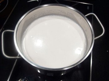 step4: 完成的杏仁漿用中小火熬煮至滾,過程中需稍加攪拌防止黏鍋。