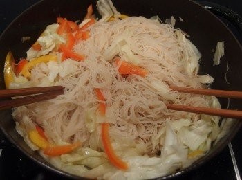 step13: 用筷子拌炒(用雙手拿筷子將米粉挑起拌鬆的動作)。ps:秘訣之二:【100%純米米粉】如何炒的Q彈又不會斷光光?!請利用筷子來拌炒可讓米粉吸收了湯汁裡的美味精華,且不會將米粉弄斷,口感更好吃。