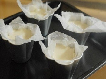 step6: 將蛋糕糊倒入模具內，放入已預熱170度C的焗爐，焗約20分鐘即成