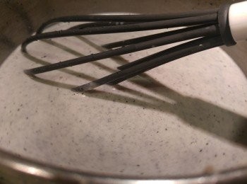 step3: 將黑芝麻醬和豆漿一同加熱和攪混,請使用細火煮到微滾備用, 再將器皿用熱水汆燙一下,然後倒掉熱水,再次攪混的<span class="group_2">石膏粉漿</span>倒入器皿內。