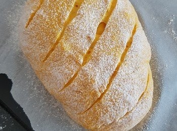 step5: 入爐前10-15分鐘在包面灑上高筋麵粉,用刀片界玟