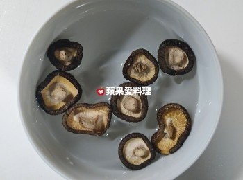 step1: 乾香菇泡水備用（香菇水不要倒掉）。