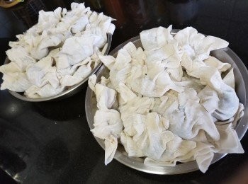 step11: 將適量餡料用云吞皮包好