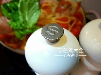 step6: 轉中火將湯汁煮至合適的濃稠度，意粉煮至合適的煙韌度，加黑胡椒及海鹽調味，拌入羅勒增添香氣及鋪上煙三文魚即可享用