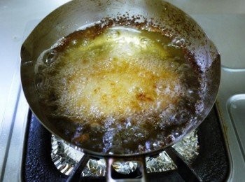 step6: 下油鍋，小火慢炸，炸至金黃即可