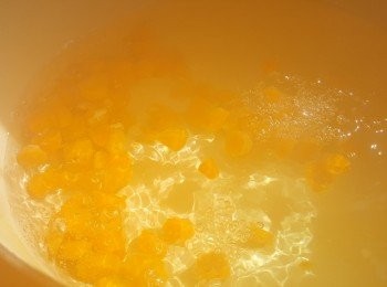 step2: 燒熱一鍋水，將紅蘿蔔粒烚至軟，盛起，備用。