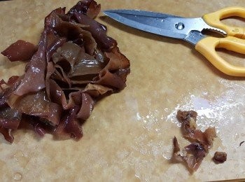 step1: 12g黑木耳用凍水浸軟後洗淨,用廚剪剪去硬身頭部不要,再剪開一段段待用