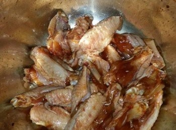 step2: 用“燒酒、蠔油、燒汁、鹽、糖、雞粉（各樣少許）“醃大約30mins