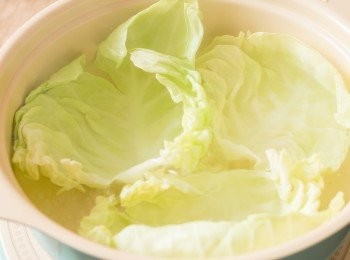 step2: 煮滾一鍋水，分次下椰菜、韭菜和杞子，分別以中火燙1分鐘，盛起備用。