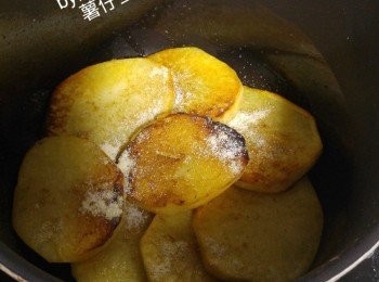 step2: 平底鍋放少許油，煎熟薯片一片接一片舖满全鍋底，灑少許鹽同胡椒粉。