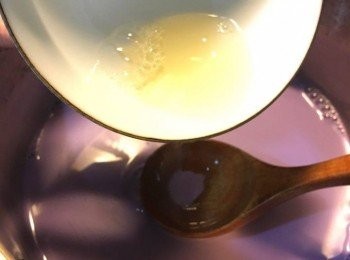 step3: 跟住魚膠溶液倒入奶中快手攪勻，然後用篩隔一下