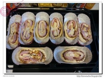 step8: 把麵團放焗盤上, 開始進行室溫第二次發酵約60分鐘。