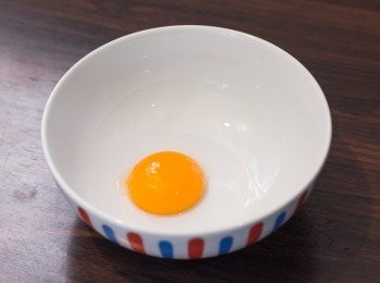 step4: <span class="group_2">酸忌廉檸檬內餡</span>打開雞蛋隔出蛋黃備用（這食譜不會用到蛋白）