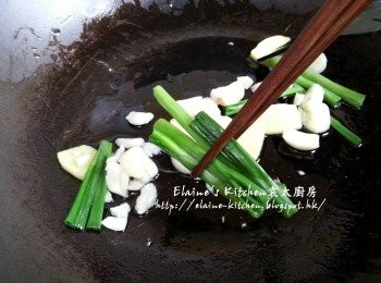 step4: 燒紅鑊 , 爆香薑片 , 蒜頭及蔥白 , 盛起蔥白去掉