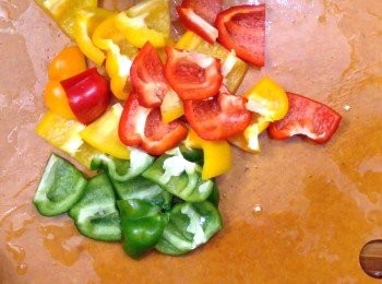 step6: 三色椒去蒂去籽，切大塊備用