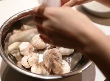 step1: 先將蒜頭拆開成一粒粒